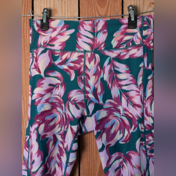 Tek Gear Ultrastretch Pocket High-Waisted Capri Leggings Teal Foliage, XL (EUC) - Picture 2 of 6